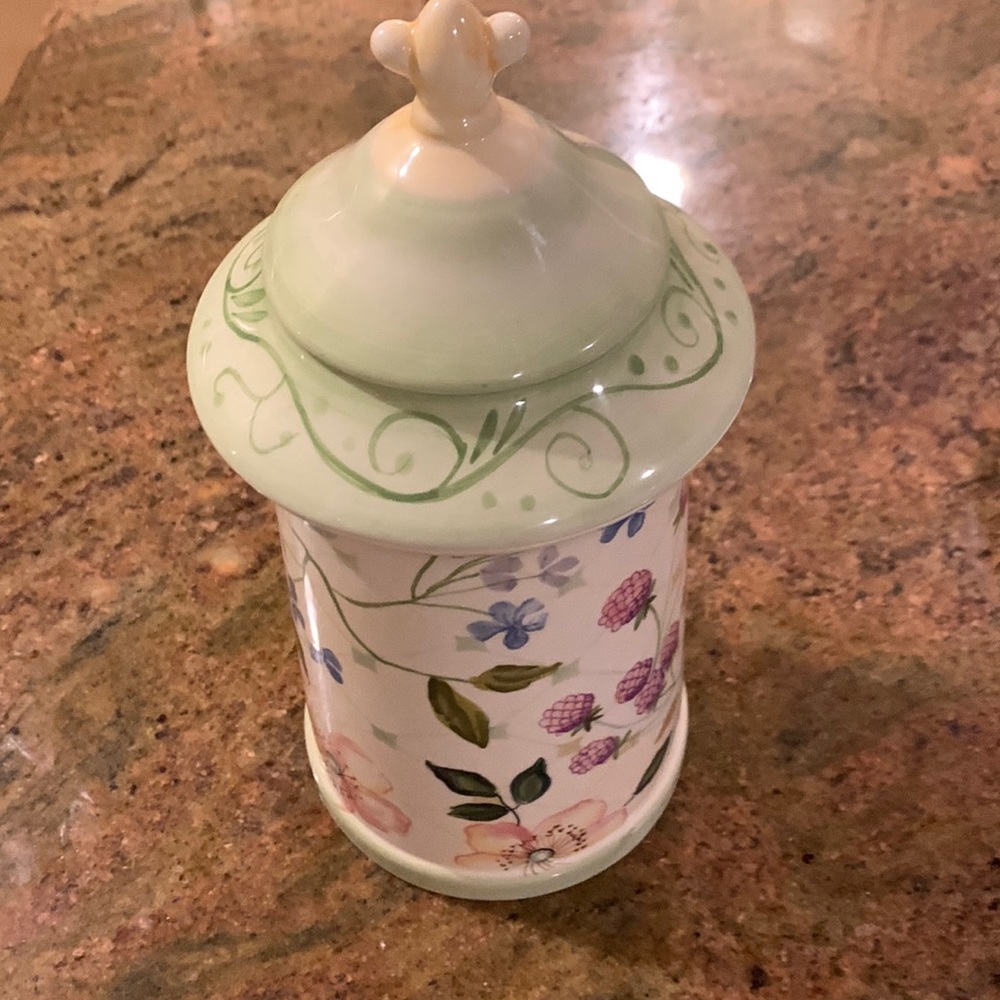 Tracy Porter Evelyn collection canister Height: 10 1/4 in
Hand Wash